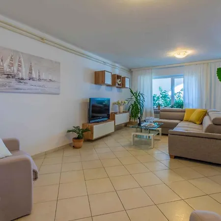 In 39351 Apartment *