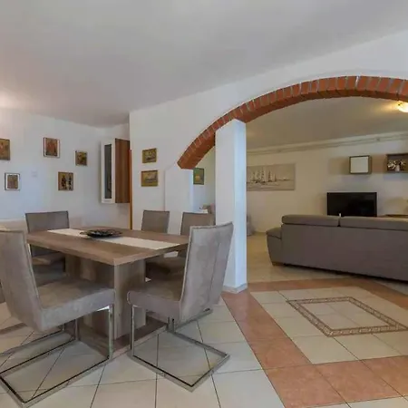 In 39351 * Crikvenica