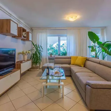 In 39351 Apartment *