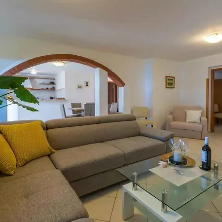 In 39351 * Crikvenica